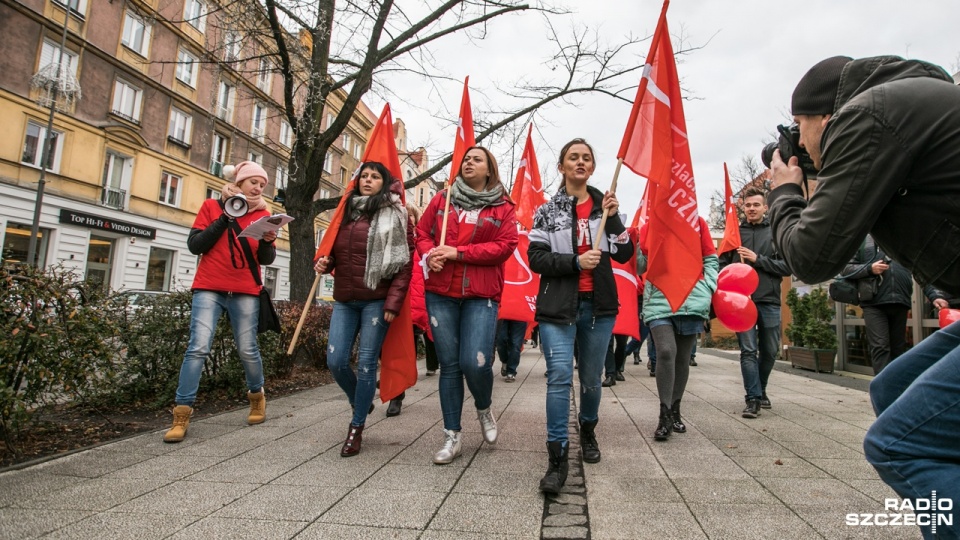 Kilkadziesiąt osób przeszło w sobotę ulicami Szczecina w kolorowym marszu. To wolontariusze "Szlachetnej Paczki". Fot. Weronika Łyczywek [Radio Szczecin]