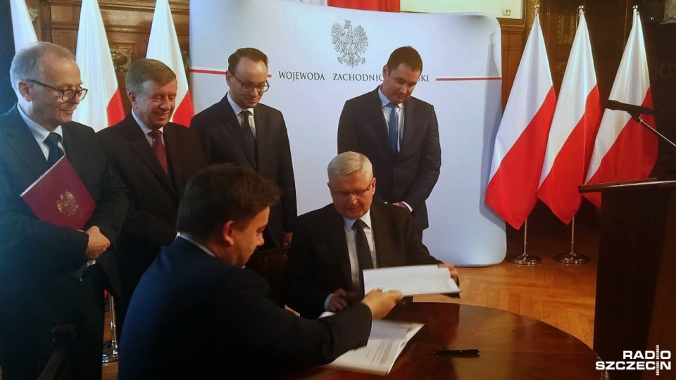 Umowę o dofinansowanie budowy części powstającej trasy S6 podpisano we wtorek w Szczecinie. Fot. Marek Borowiec [Radio Szczecin]