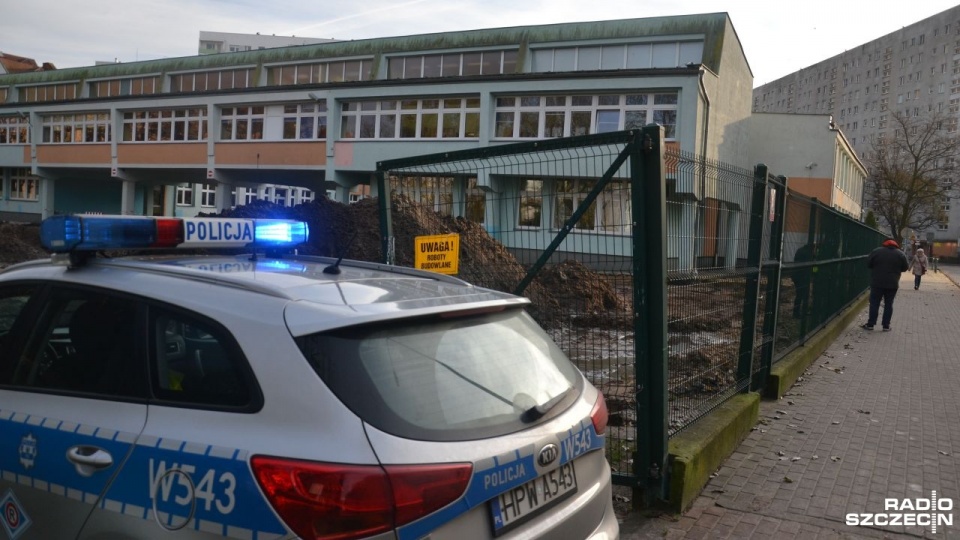 Niewybuch na remontowanym boisku przy Szkole Podstawowej nr 4 w Kołobrzegu. Fot. Przemysław Polanin [Radio Szczecin]