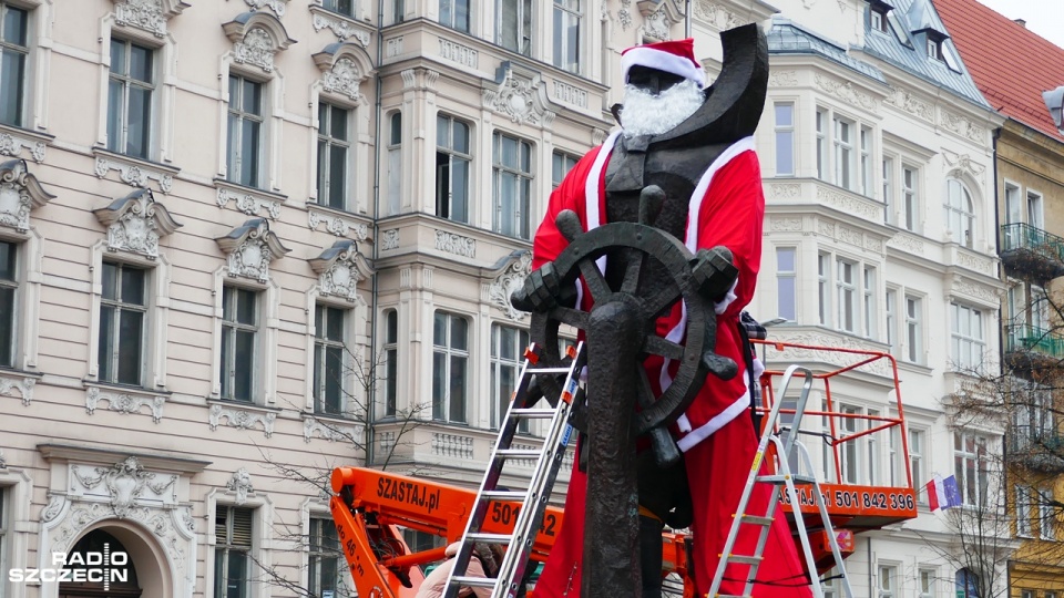 Szczeciński marynarz gotowy do świąt. Stojąca w Alei Fontann rzeźba ma już mikołajową, czerwoną czapkę, bluzę i spodnie. Fot. Łukasz Szełemej [Radio Szczecin]