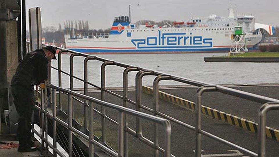 Funkcjonariusze wykorzystali łódź motorową, by wyciągnąć zwłoki na brzeg. źródło: http://www.iswinoujscie.pl