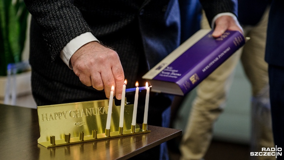 Chanuka to jedno z najradośniejszych świąt żydowskich - trwa przez 8 dni. Tyle też jest świec - codziennie odpala się jedną. Fot. Olaf Nowicki [Radio Szczecin]