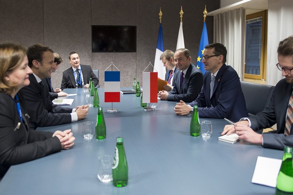 Premier Mateusz Morawiecki spotkał się z prezydentem Francji rano w Brukseli, przy okazji unijnego szczytu. Fot. twitter.com/PremierRP