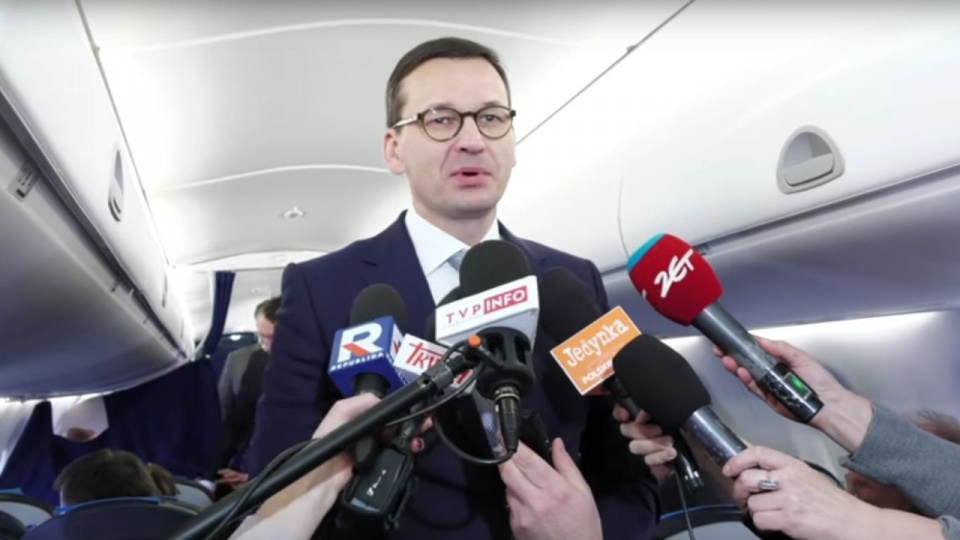 W drodze powrotnej do kraju, na pokładzie samolotu Mateusz Morawiecki mówił, że Polska od dwóch lat podkreślała, że przymusowa relokacja nie jest odpowiednim rozwiązaniem. źródło: Kancelaria Premiera