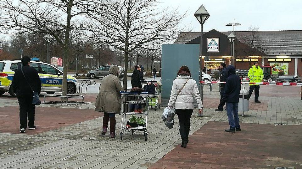 Ewakuacja niemieckiego centrum handlowego Oder Center w Schwedt tuż przy granicy z Polską - informuje portal chojna24.pl. Fot. www.chojna24.pl