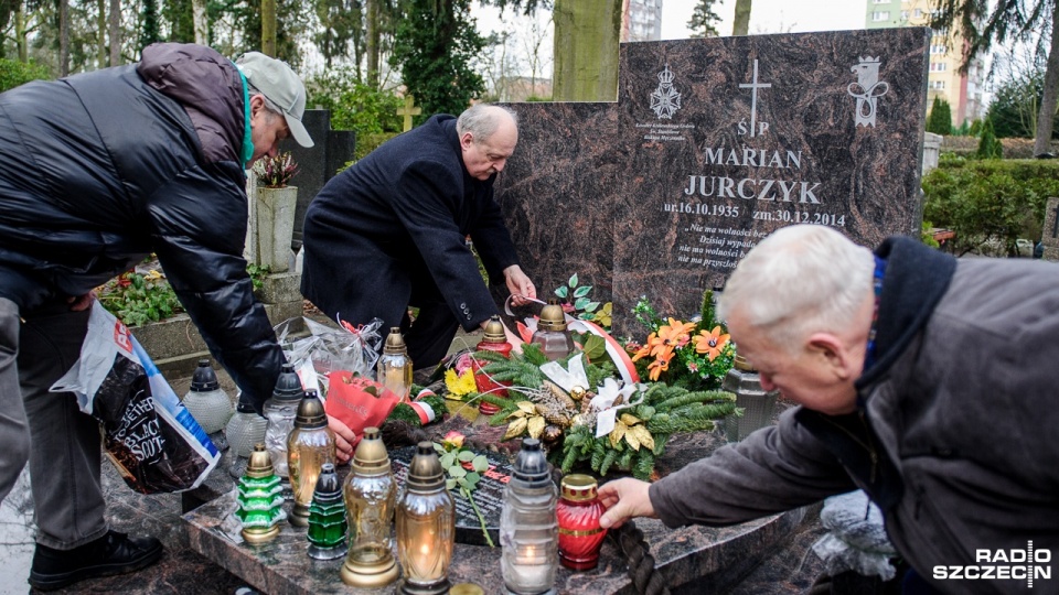 Mieszkańcy Szczecina, przedstawiciele m.in. Instytutu Pamięci Narodowej oraz Szczecińskiego Parku Przemysłowego zapalili znicze i złożyli kwiaty na grobach ofiar Grudnia 1970 roku, a także przywódców tamtego strajku Edmunda Bałuki i Mariana Jurczyka. Fot.