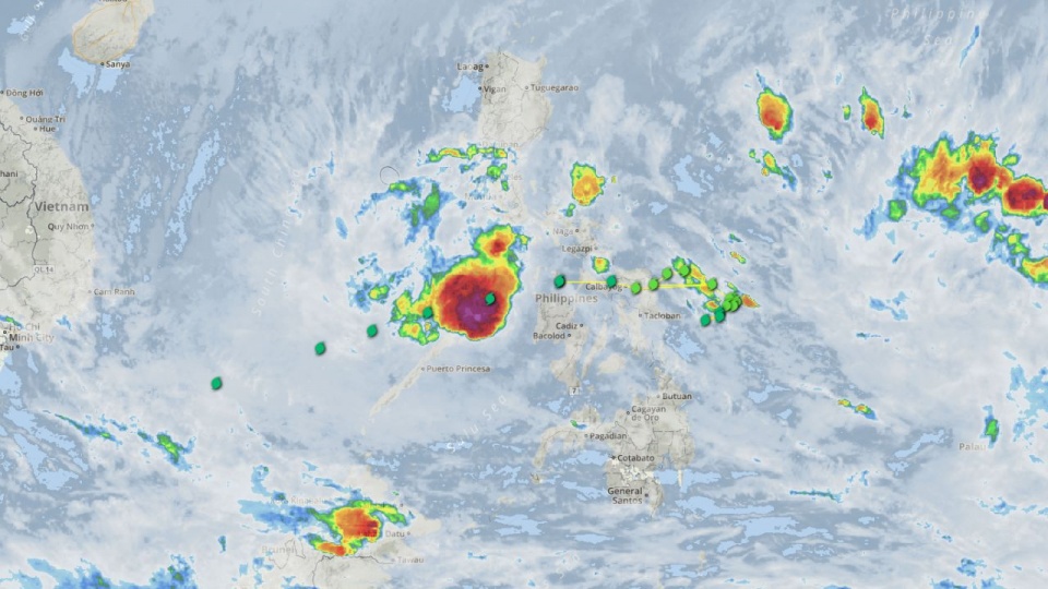 Do tragedii doszło w wyniku trwającej od kilku dni tropikalnej burzy Kai-Tak, która w sobotę przeszła także nad większymi wyspami: Samar i Leyte. źródło: www.wunderground.com