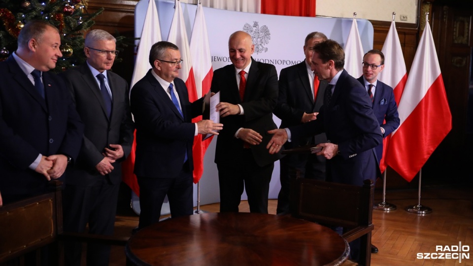 Podpisanie umowy na budowę dwóch nowych odcinków trasy S3. Fot. Weronika Łyczywek [Radio Szczecin]