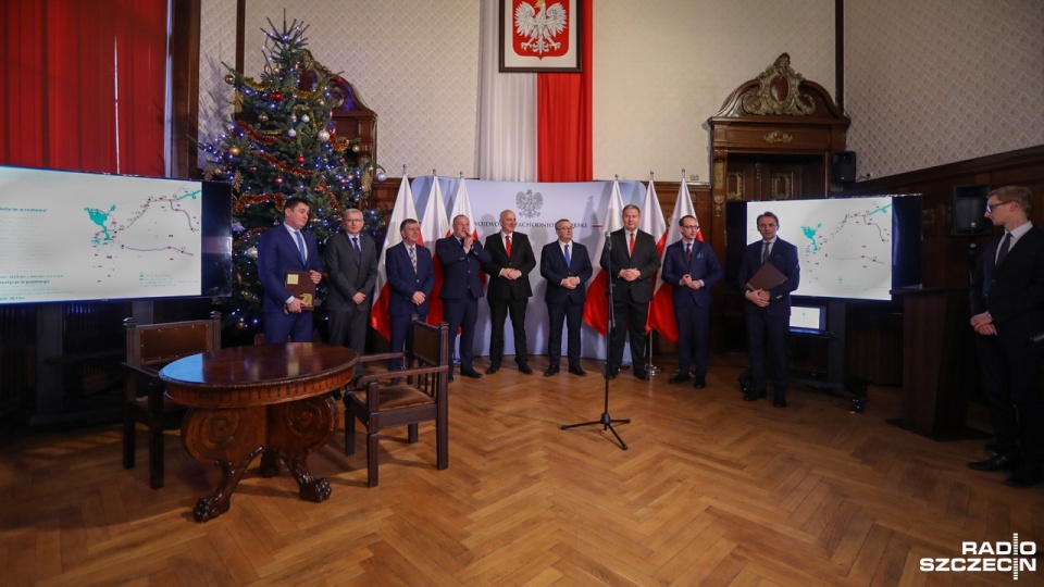 Podpisanie umowy na budowę dwóch nowych odcinków trasy S3. Fot. Weronika Łyczywek [Radio Szczecin]