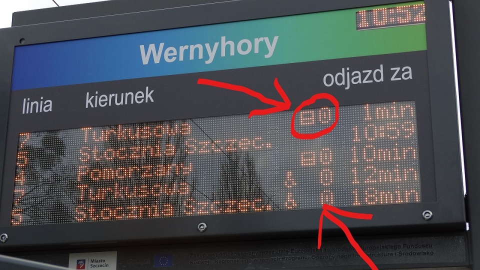 Prostokątny piktogram przy konkretnym kursie oznacza, że w tramwaju lub autobusie znajduje się biletomat, w którym można płacić kartą. Fot. zditm.szczecin.pl
