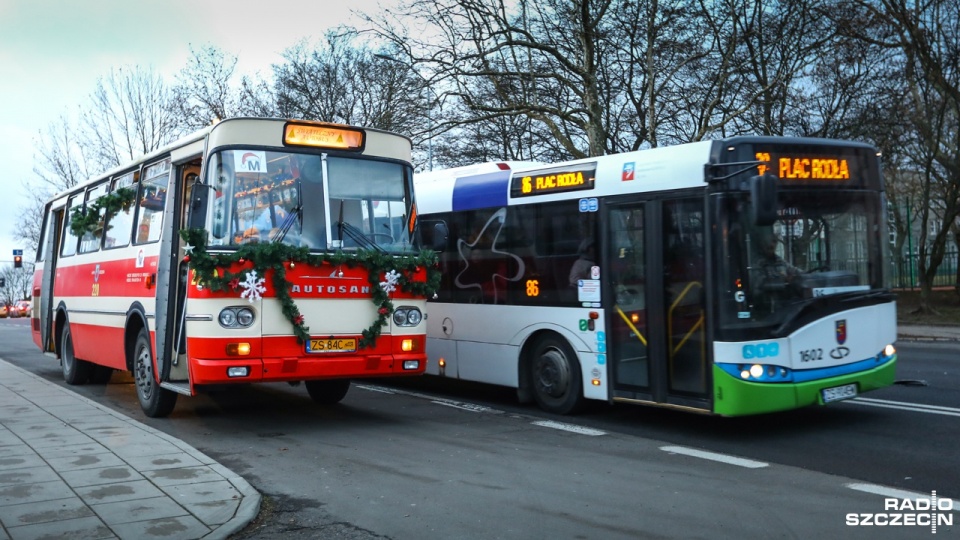 Autobus marki Autosan był udekorowany w „odświętny strój” - płatki śniegu, czapeczki mikołaja i gałązki świerkowe. Fot. Weronika Łyczywek [Radio Szczecin]
