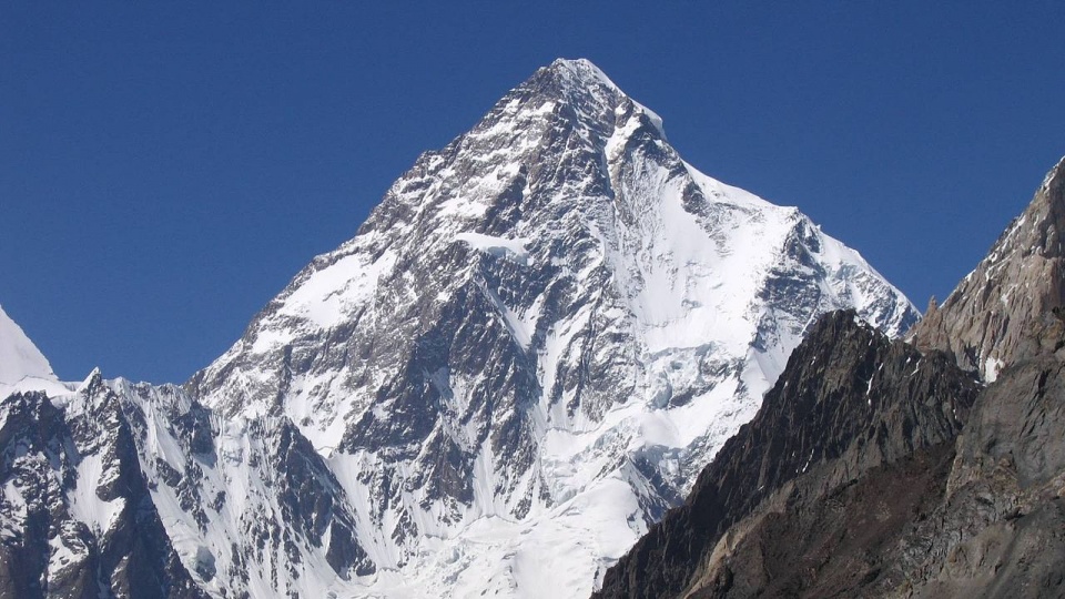 K2 to ośmiotysięcznik, drugi co do wysokości szczyt Ziemi. Znajduje się na granicy Chin i Pakistanu. Fot. www.wikipedia.org / Svy123