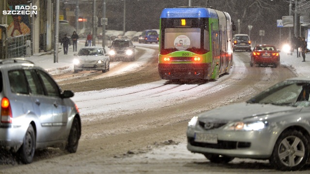 Pierwszy w tym roku śnieg spadł w Szczecinie. Fot. Łukasz Szełemej [Radio Szczecin] Zima w natarciu. W Szczecinie sypnęło śniegiem [WIDEO, ZDJĘCIA]