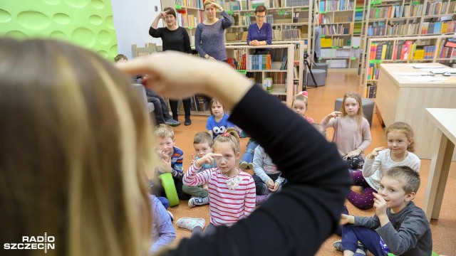 "Mama", "tata", "rodzina" - takich słów w języku migowym uczyły się w piątek dzieci ze Szkoły Podstawowej nr 56 w Szczecinie. Fot. Robert Stachnik [Radio Szczecin] Dzieci uczyły się migać [WIDEO, ZDJĘCIA]