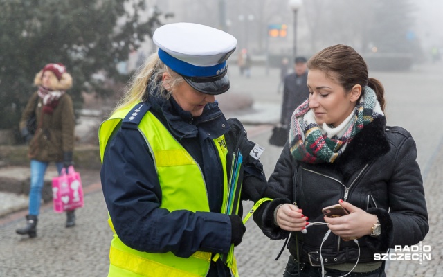 Do wyboru były opaski w kilku kolorach - gadżety cieszyły się dużym zainteresowaniem. Fot. Robert Stachnik [Radio Szczecin] Walentynkowy prezent dla mieszkańców [ZDJĘCIA]