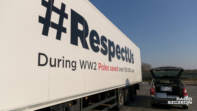 Akcja rozdawania tablic z napisem "#RespectUs". Fot. Robert Stachnik [Radio Szczecin] Kampania #RespectUs ruszyła w stronę zachodniej Europy [ZDJĘCIA]