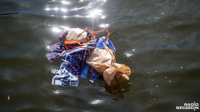 Setka dzieci symbolicznie pożegnała zimę i utopiła marzannę w Odrze w Szczecinie. Fot. Olaf Nowicki [Radio Szczecin] Mali odkrywcy pożegnali zimę [WIDEO, ZDJĘCIA]