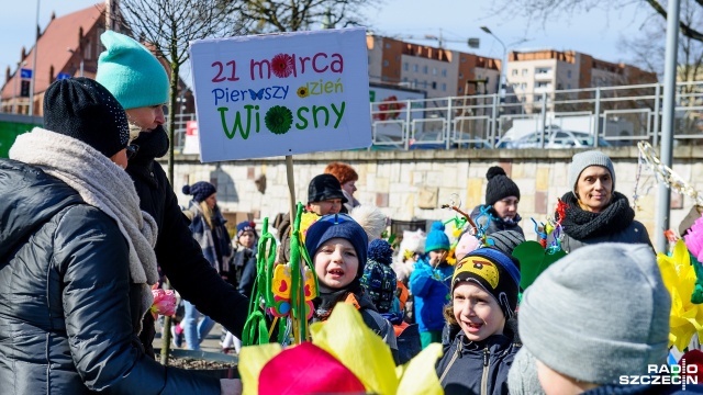 Setka dzieci symbolicznie pożegnała zimę i utopiła marzannę w Odrze w Szczecinie. Fot. Olaf Nowicki [Radio Szczecin] Mali odkrywcy pożegnali zimę [WIDEO, ZDJĘCIA]