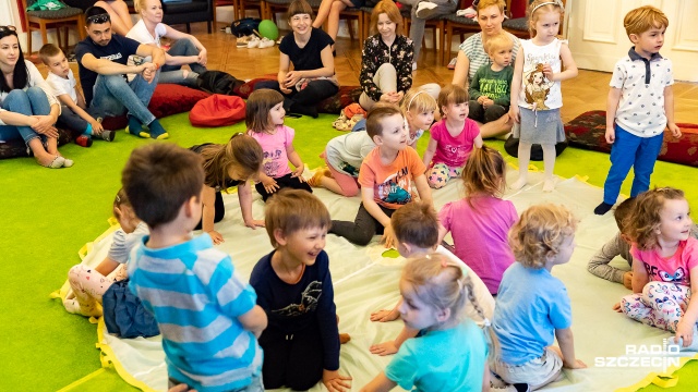 Dzieci tańczą, uczą się rytmów, poznają dźwięki - mówi Martyna Rau, muzykoterapeutka prowadząca warsztaty. Fot. Robert Stachnik [Radio Szczecin] "Warsztaty Nadęte" dla dzieci w Domu Kultury 13 Muz [ZDJĘCIA]