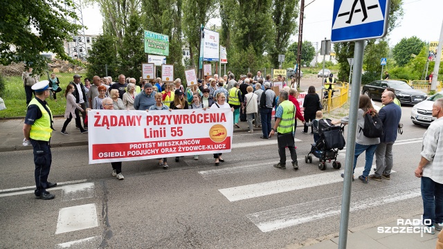 Protest mieszkańców na ulicy Dmowskiego. Fot. Robert Stachnik [Radio Szczecin] Mieszkańcy zablokowali ulicę. Chcą zmian w komunikacji miejskiej [WIDEO, ZDJĘCIA]