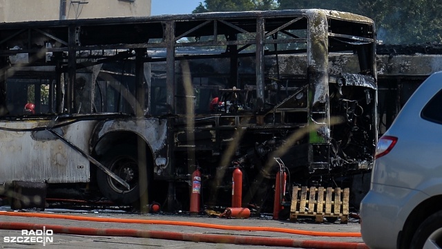 Trzy autobusy spłonęły, a dwa są nadpalone. To bilans pożaru w bazie PKS przy ulicy Heyki w Szczecinie. Fot. Łukasz Szełemej [Radio Szczecin] Kłęby dymu nad Szczecinem. Spłonęły autobusy [ZDJĘCIA, WIDEO]