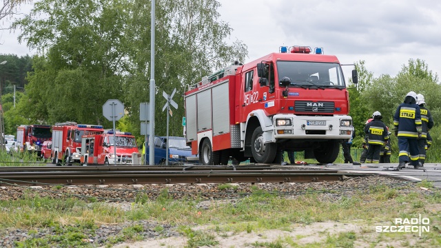 Wypadek w Radziszewie. Ciężarówka przewożąca drewno zderzyła się z pociągiem. Fot. Robert Stachnik [Radio Szczecin] Ciężarówka uderzyła w pociąg. Jedna osoba nie żyje, wiele rannych [WIDEO, ZDJĘCIA]