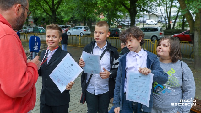 Fot. Robert Stachnik [Radio Szczecin] Dzieci wesoło wybiegły ze szkoły, czyli: WAKACJE! [ZDJĘCIA]