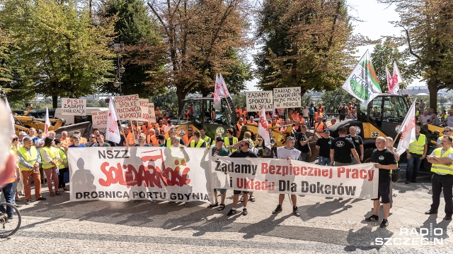 Fot. Robert Stachnik [Radio Szczecin] Protest w porcie. Czego domagają się związkowcy? [WIDEO, DUŻO ZDJĘĆ]