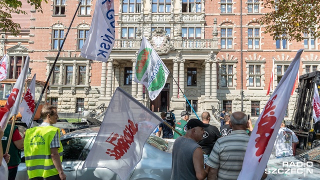 Fot. Robert Stachnik [Radio Szczecin] Protest w porcie. Czego domagają się związkowcy? [WIDEO, DUŻO ZDJĘĆ]