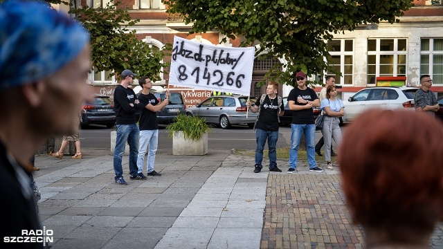 Fot. Łukasz Szełemej [Radio Szczecin] Protest w obronie wolności słowa w internecie [ZDJĘCIA]
