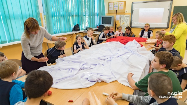 Fot. Robert Stachnik [Radio Szczecin] Uczniowie, rodzice i nauczyciele przygotowują gigantyczną polską flagę [ZDJĘCIA]