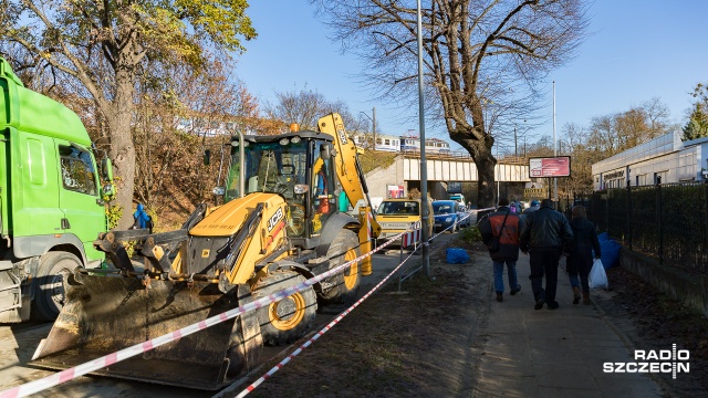 Fot. Robert Stachnik [Radio Szczecin] Kierowcy usunęli bariery i zniszczyli asfalt na ul. Granitowej [WIDEO, ZDJĘCIA]