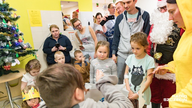 Fot. Robert Stachnik [Radio Szczecin] MotoMikołaje obdarowali dzieciaki ze szpitala w Zdrojach [WIDEO, ZDJĘCIA]
