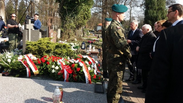 Obchody 8. rocznicy katastrofy smoleńskiej na cmentarzu Powązkowskim