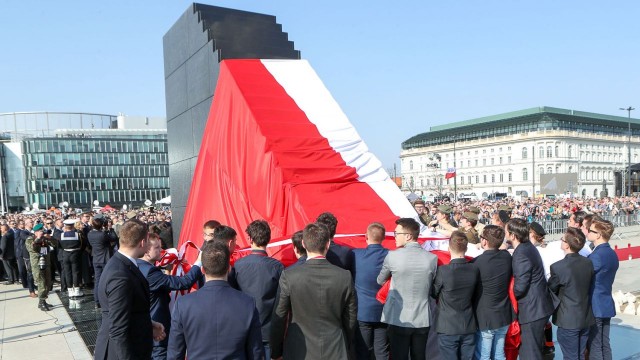 Odsłonięto pomnik Ofiar Tragedii Smoleńskiej 2010 oraz wmurowano kamień węgielny [WIDEO]