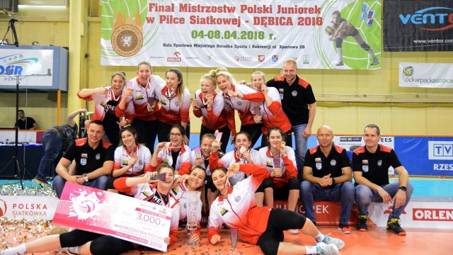 Młode siatkarki z Polic brązowymi medalistkami Mistrzostw Polski