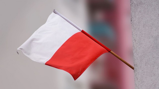 Papież otrzymał od delegacji Caritas flagę Polski