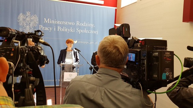 Minister Rafalska apeluje o zakończenie protestu. Kompromis to spotkanie w połowie drogi