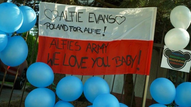 Setki ludzi uczciły pamięć Alfiego Evansa