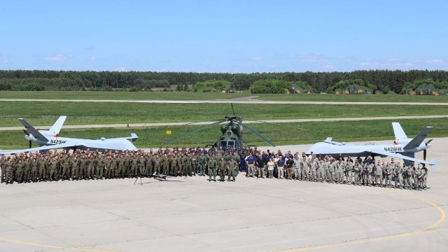 Amerykańskie drony bojowe na lotnisku w Mirosławcu