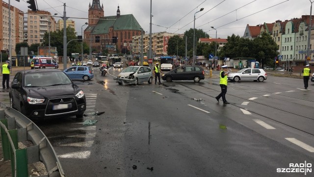 Wypadek na Wyszyńskiego. Zderzyły się dwa auta i karetka [ZDJĘCIA]