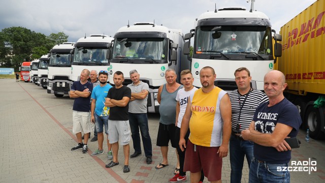 Protest kierowców w Kołbaskowie. Chcą odzyskać swoje pieniądze. Szef nie chce z nami rozmawiać [ZDJĘCIA]