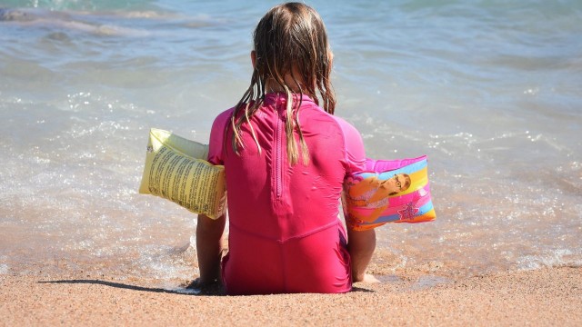 Dziecko na plaży. Ratownicy rozdają opaski bezpieczeństwa