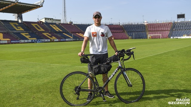 Jedzie rowerem przez Polskę, aby pomóc dzieciom. Trafił na stadion Pogoni [WIDEO, ZDJĘCIA]