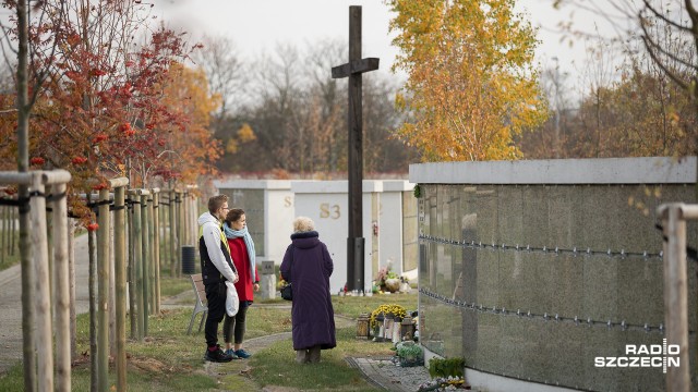 Na cmentarzu przy ul. Bronowickiej jest niemal pusto [ZDJĘCIA]