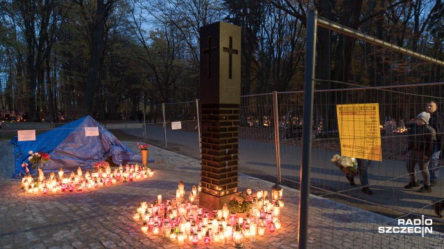 Znicze pod nieukończonym pomnikiem Pamięci Ofiar ukraińskich nacjonalistów
