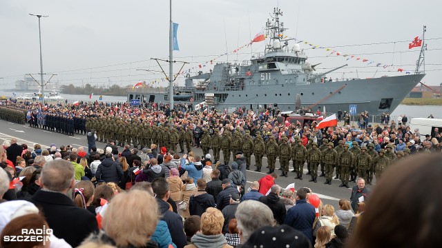 Mazurek Dąbrowskiego w Szczecinie. Śpiewało kilka tysięcy osób [WIDEO, ZDJĘCIA]