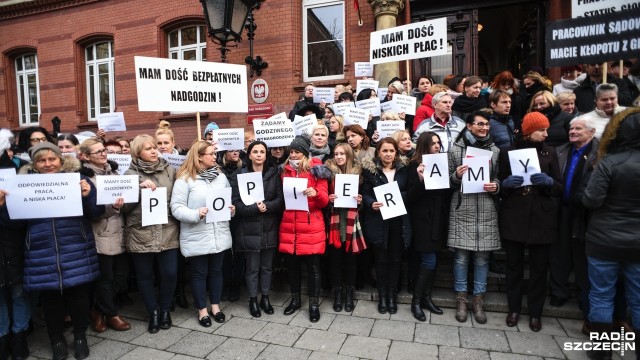 Protest pracowników pod szczecińskim sądem [ZDJĘCIA]