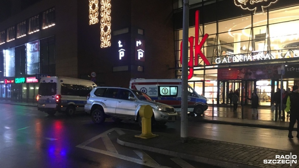 Samochód osobowy zderzył się z karetką przy centrum handlowym Kaskada w Szczecinie. Fot. Hanna Komorzycka [Radio Szczecin]