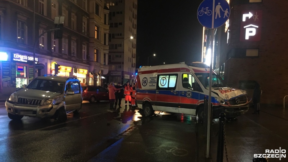 Samochód osobowy zderzył się z karetką przy centrum handlowym Kaskada w Szczecinie. Fot. Hanna Komorzycka [Radio Szczecin]